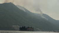 Helikopteri Vojske Crne Gore gase požar kod Perasta, vatra i dalje preti da stigne do kuća