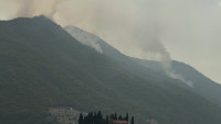 Helikopteri Vojske Crne Gore gase požar kod Perasta, vatra i dalje preti da stigne do kuća