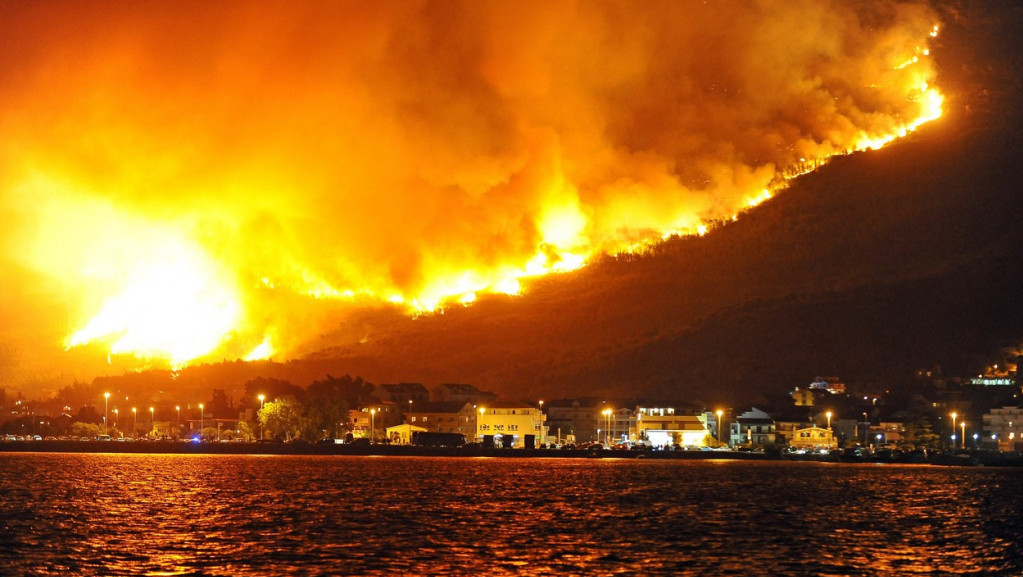 Vetar razbuktao više požara na crnogorskom primorju