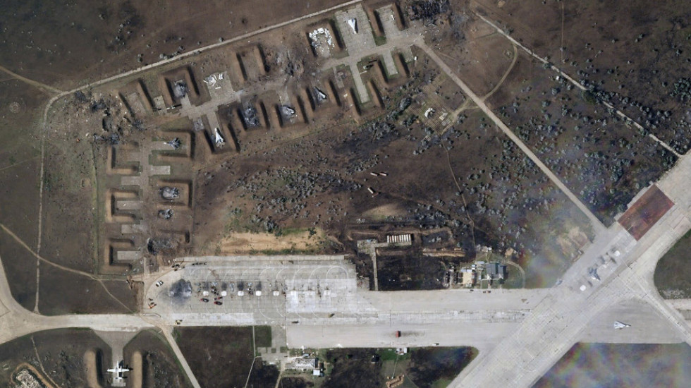 Objavljeni satelitski snimci baze na Krimu: Uništeno najmanje osam vojnih aviona, uzrok eksplozije i dalje nepoznat