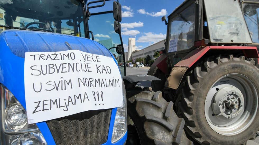 Poljoprivrednici ponovo blokirali centar Novog Sada