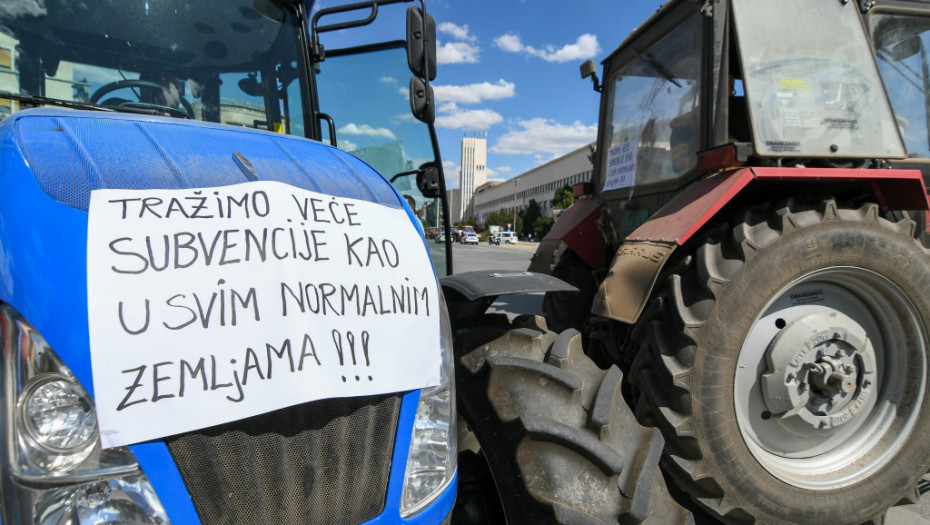 Poljoprivrednici ponovo blokirali centar Novog Sada, najavljuju protest "do daljeg"