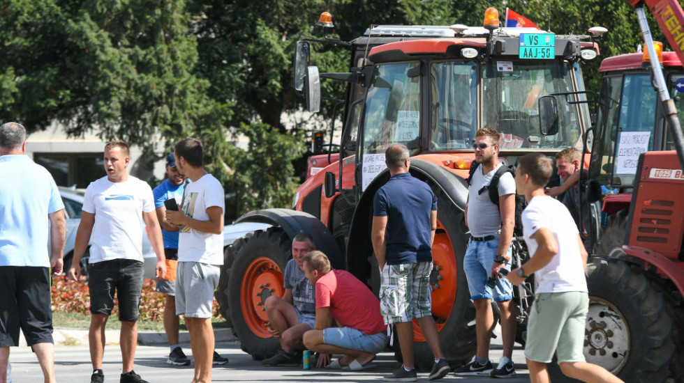 Poljoprivrednici u Novom Sadu i Rači Kragujevačkoj nastavljaju proteste, Brnabić: Spremna sam na sastanak