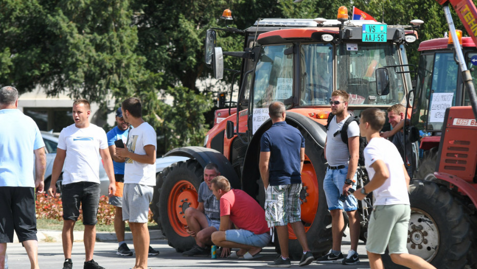 Poljoprivrednici u Novom Sadu i Rači Kragujevačkoj nastavljaju proteste, Brnabić: Spremna sam na sastanak