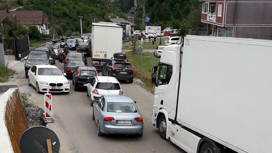 Prevoznici u Crnoj Gori danas odlučuju da li nastavljaju sa blokadom graničnih terminala