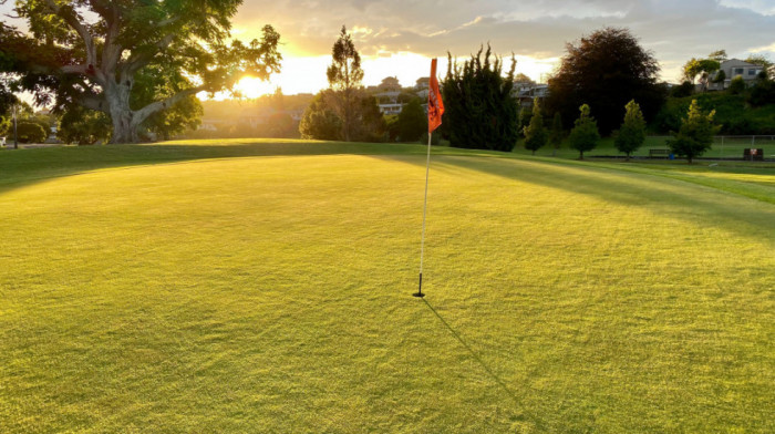 Sabotaža klimatskih aktivista zbog zalivanja golf terena u Francuskoj: Ova rupa popije 277.000 litara vode, a vi?