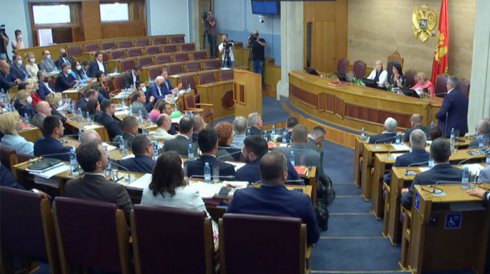 Novo preslaganje karata u Crnoj Gori: Proglašena pauza u Skupštini, poslanici dobili obaveštenje da danas nema nastavka