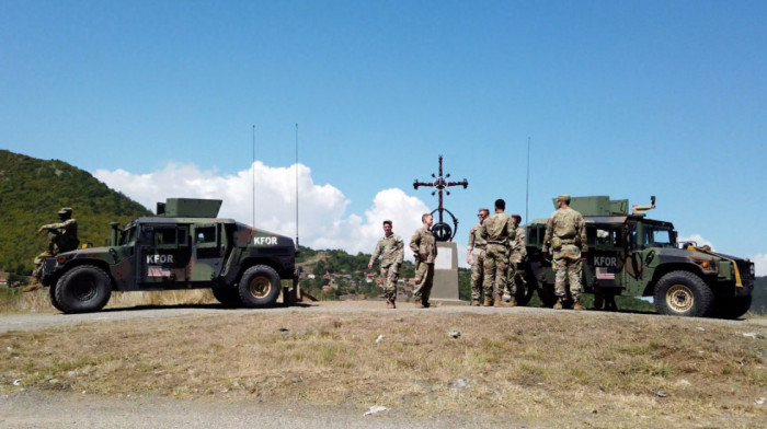 Kfor pomno prati situaciju, ostaje na Jarinju i Brnjaku