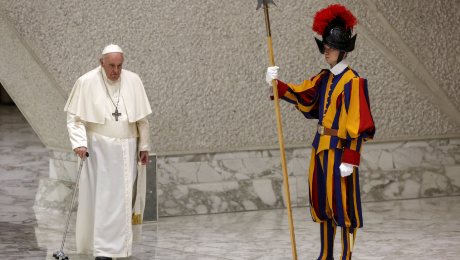 Pripadnik Švajcarske garde se onesvestio tokom papine audijencije, Vatikan: Verovatno mu je pao pritisak