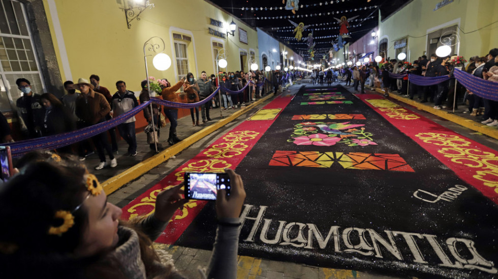 Meksikanci oborili Ginisov rekord: Tepih od piljevine dug četiri kilometra kreiralo 240 zanatlija