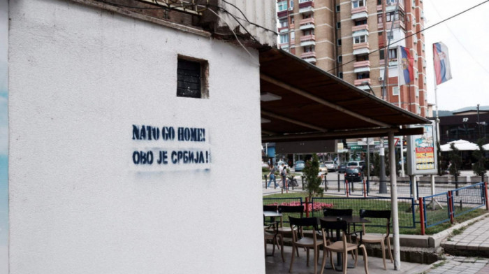 U severnom delu Kosovske Mitrovice novi grafiti: Ispisano "NATO odlazi kući! Ovo je Srbija"