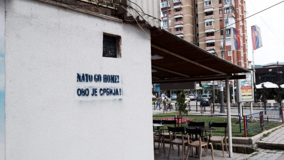 U severnom delu Kosovske Mitrovice novi grafiti: Ispisano "NATO odlazi kući! Ovo je Srbija"