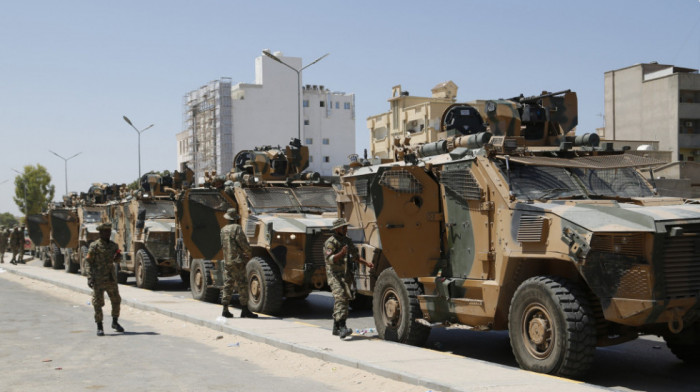 Dvoje civila ubijeno u uličnim borbama u Tripoliju, pucnjava i detonacije trajali čitave noći