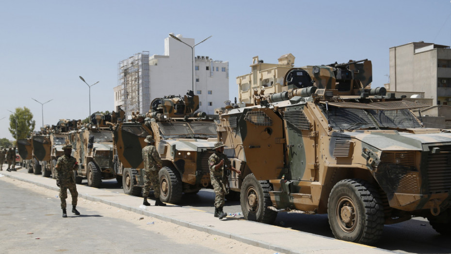 Dvoje civila ubijeno u uličnim borbama u Tripoliju, pucnjava i detonacije trajali čitave noći