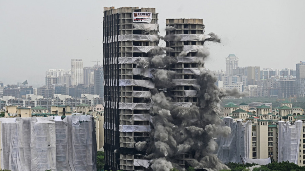U Indiji srušena dva nebodera visoka 103 metra (VIDEO)