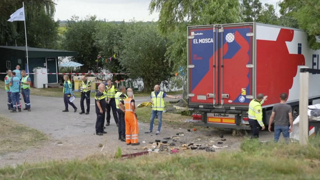 Kamion sleteo sa puta u Holandiji, usmrtio šestoro izletnika