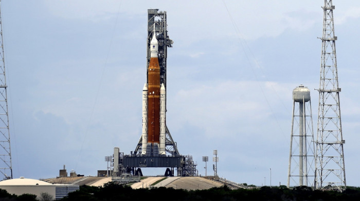 Raketa NASA nije oštećena posle pet udara groma u lansirnu rampu - spremna za poletanje u Mesečevu orbitu