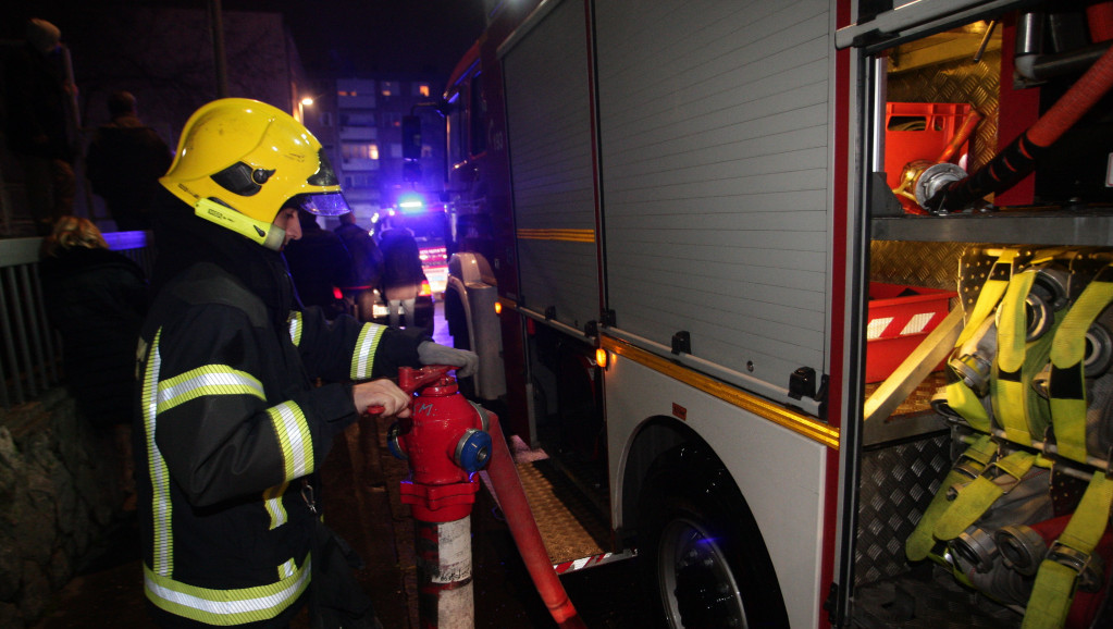 Pukla cev za gas u Zemunu, pa izbio požar: Vatrogasci i policija na terenu, evakuisani stanari