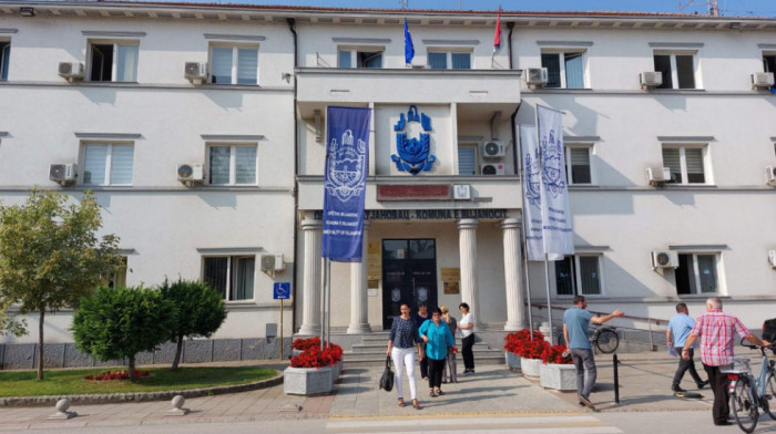 Većina odbornika u Bujanovcu glasala da škola "Desanka Maksimović" ponese ime Ismaila Kadarea