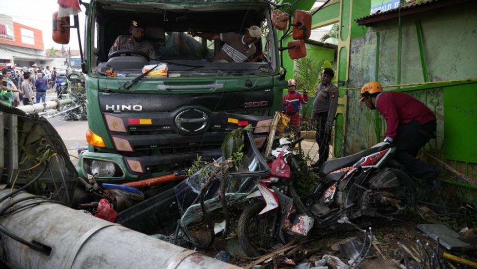 Kamion udario u stajalište: Najmanje deset mrtvih uglavnom đaka u nesreći na periferiji Džakarte