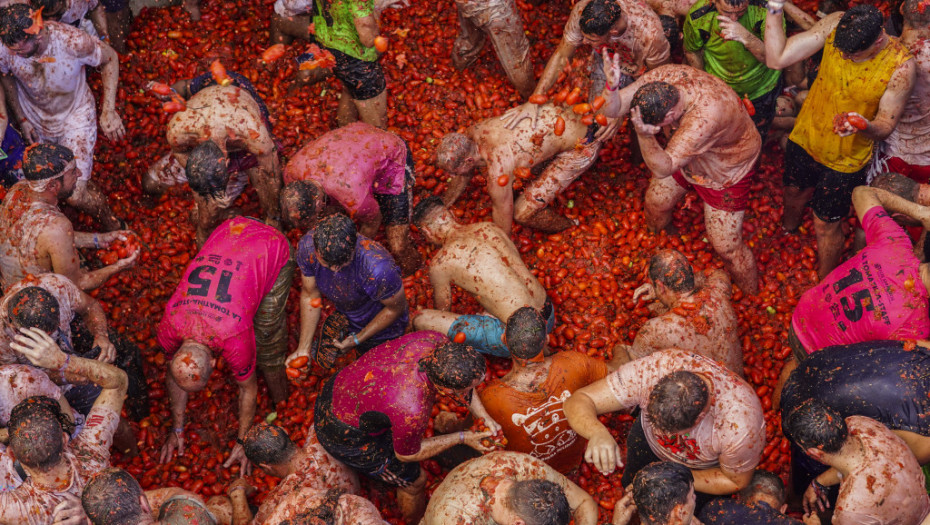 Skoro 20.000 ljudi se gađalo paradajzom: Održana tradicionalna "Tomatina", ulice španskog grada prekrivene crvenim sokom
