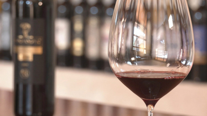 Naučnici otkrili zašto crno vino može da izazove glavobolju čak i u malim količinama