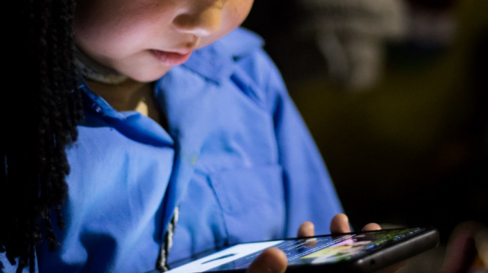 Sve više roditelja pristupa inicijativi "Detinjstvo bez pametnih telefona": Predlažu i ograničavanje društvenih mreža