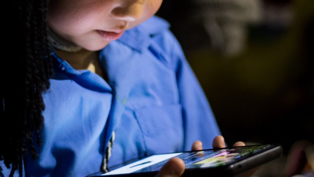 Sve više roditelja pristupa inicijativi "Detinjstvo bez pametnih telefona": Predlažu i ograničavanje društvenih mreža