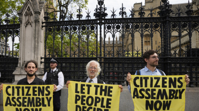 Incident u britanskom parlamentu, aktivisti se zalepili super-lepkom za stolice