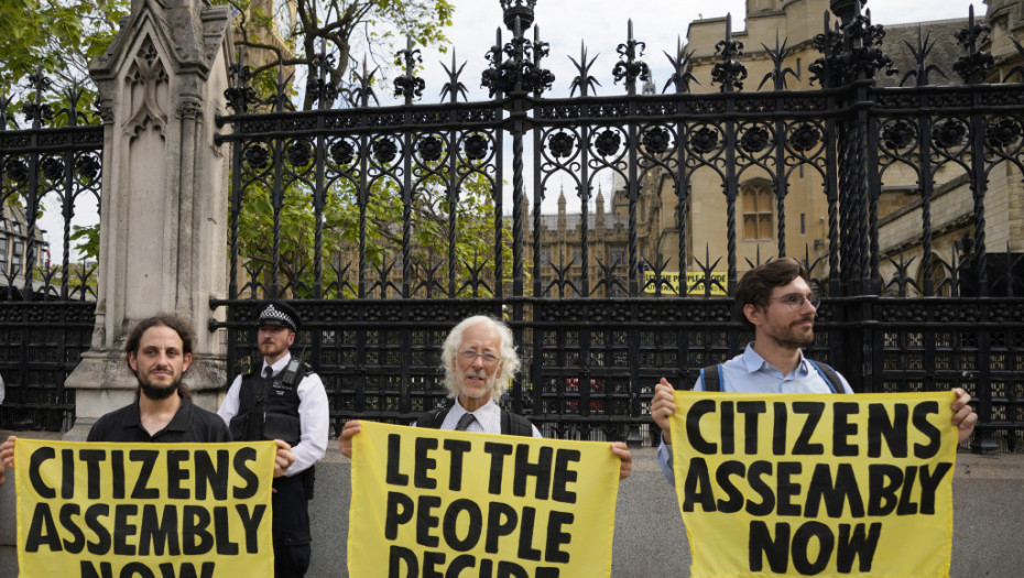 Incident u britanskom parlamentu, aktivisti se zalepili super-lepkom za stolice