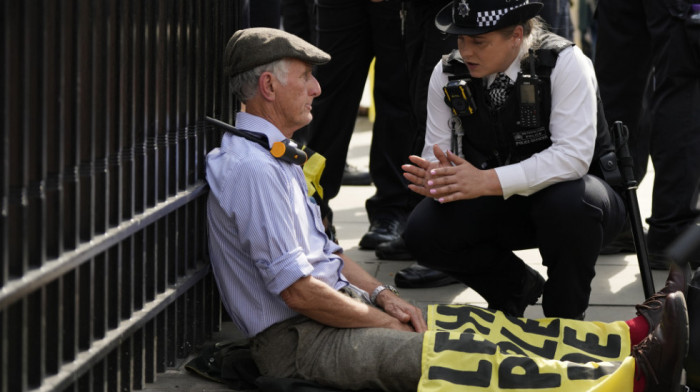 Članovi pokreta "Pobuna protiv izumiranja" upali u britanski parlament i zalepili se za stolicu