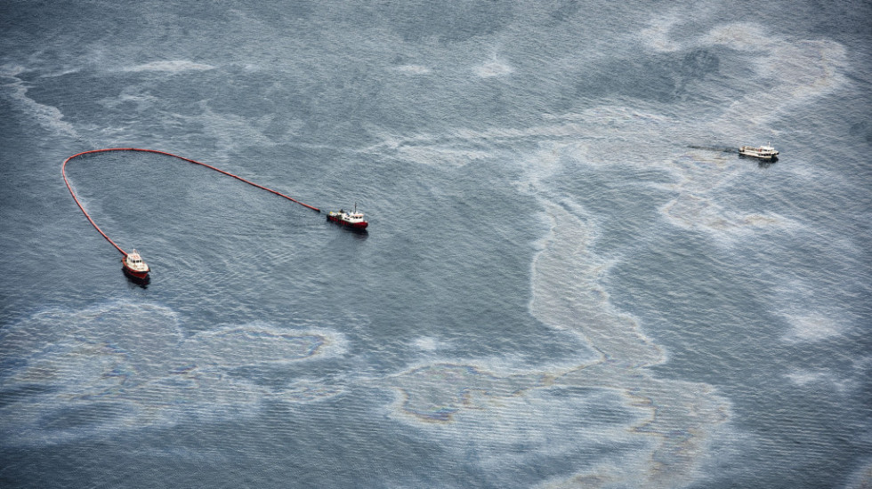 Gibraltar pokušao da minimizuje štetu od curenja nafte iz teretnog broda