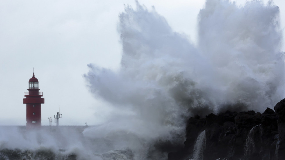 Izdato upozorenje na oluju i cunami: Tajfun Hinamnor se "opasno" približio Juznoj Koreji