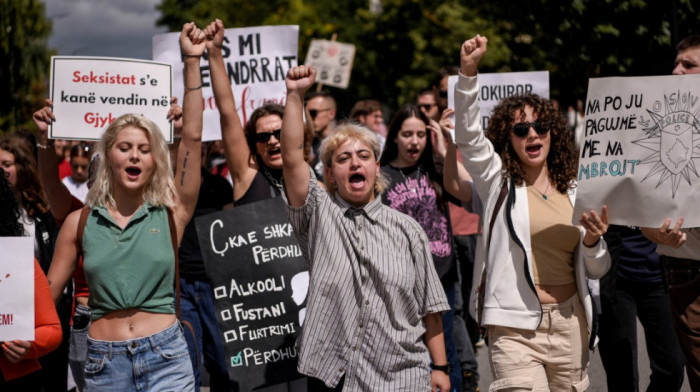 U Prištini novi protesti zbog silovanja maloletnice, okupljeni traže ostavke sudija i tužilaca