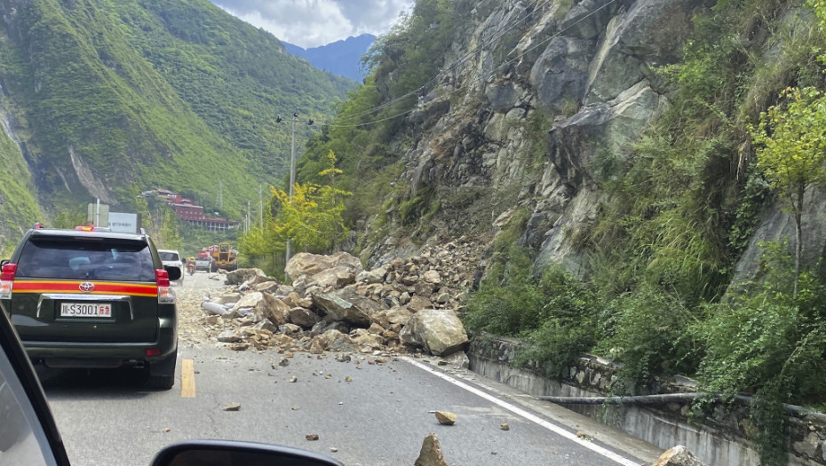 Broj žrtava zemljotresa u Sečuanu porastao na 82, ponovo otvoreni putevi ka mestu epicentra