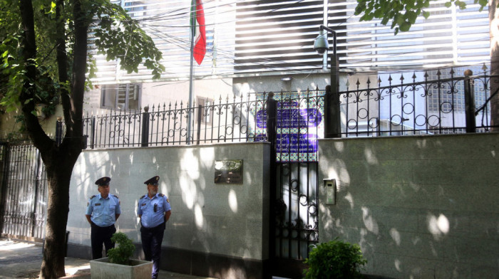 Iranske diplomate spalile dokumenta pre odlaska iz Tirane, albanski specijalci ušli u zgradu ambasade (VIDEO)