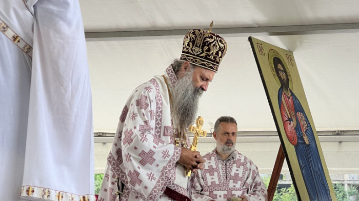 Patrijarh Porfirije i arhijereji u jasenovačkom manastiru: "Jasenovac kao najveća golgota sabira i ostala žrtvena mesta"