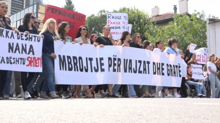 Silovanje maloletnice u Prištini diglo region na noge: Bukte protesti, okupljeni zahtevaju smene i zaštitu žrtava