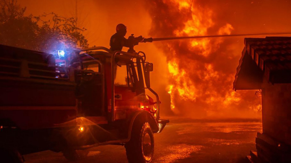Šumski požar u Francuskoj, evakusano oko 540 ljudi: Na terenu 350 vatrogasaca i šest aviona