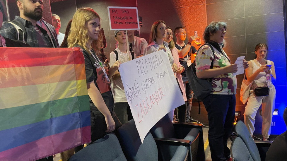 LGBT aktivisti dočekali Anu Brnabić u Domu omladine uz povike: "Hoćemo prajd"