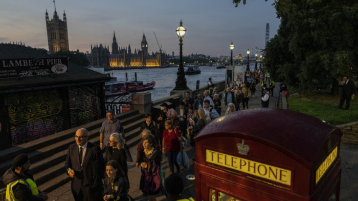 Britanci stoje u redu kako bi odali počast kraljici