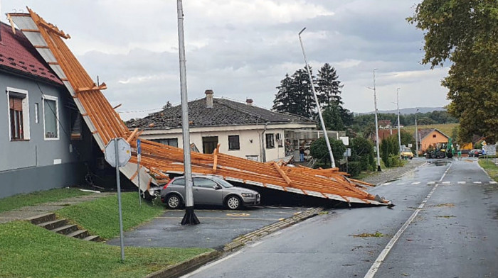 Nevreme napravilo haos u Hrvatskoj - leteli krovovi, padalo drveće, prevrtali se automobili