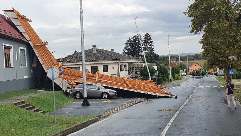 Nevreme napravilo haos u Hrvatskoj - leteli krovovi, padalo drveće, prevrtali se automobili