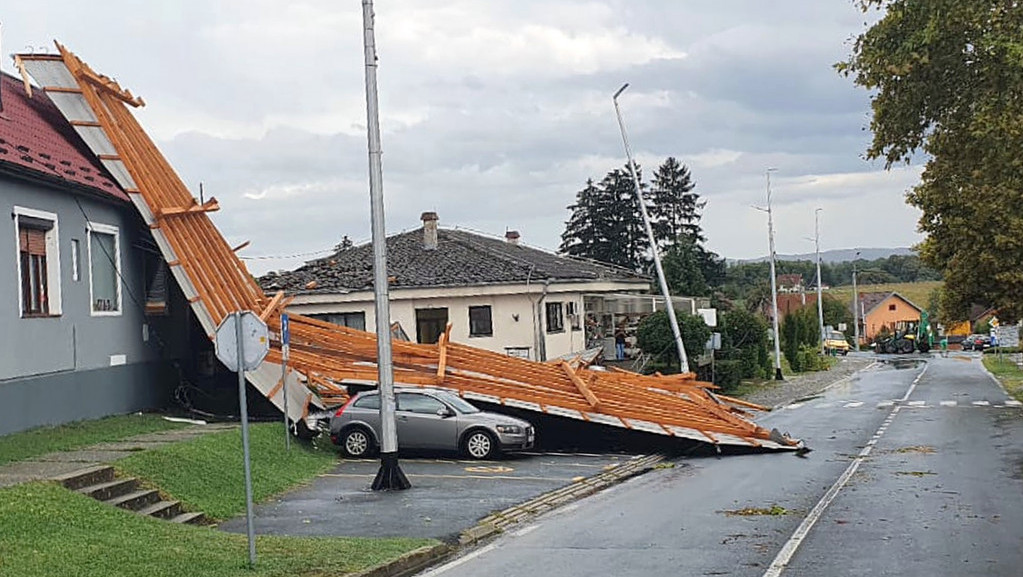 Nevreme napravilo haos u Hrvatskoj - leteli krovovi, padalo drveće, prevrtali se automobili