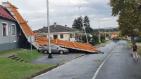 Nevreme napravilo haos u Hrvatskoj - leteli krovovi, padalo drveće, prevrtali se automobili