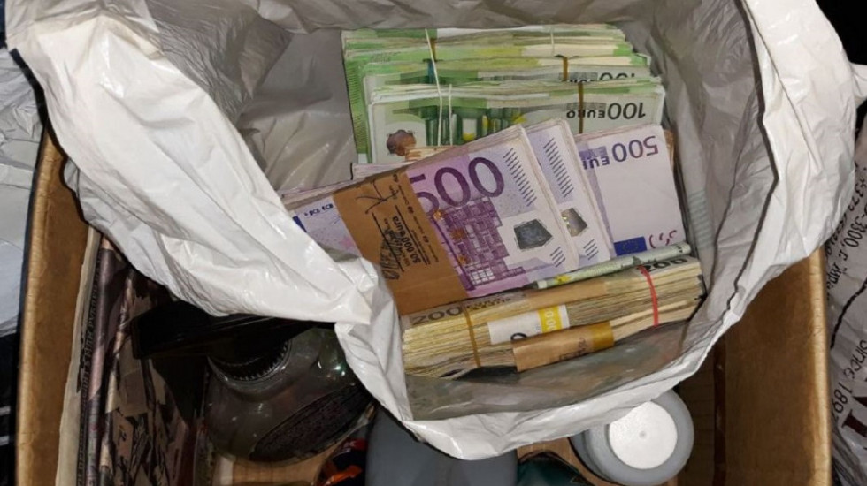 Na prelazu Vatin zaplenjeno 300.000 evra, vozač tvrdio da potiču od nekretnine koju je njegov brat prodao u Crnoj Gori