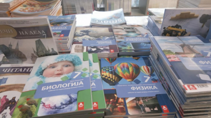 Đacima u Beogradu stižu besplatni udžbenici, ostatak Srbije samo za knjige mora da izdvoji od 7.300 do 19.000 dinara