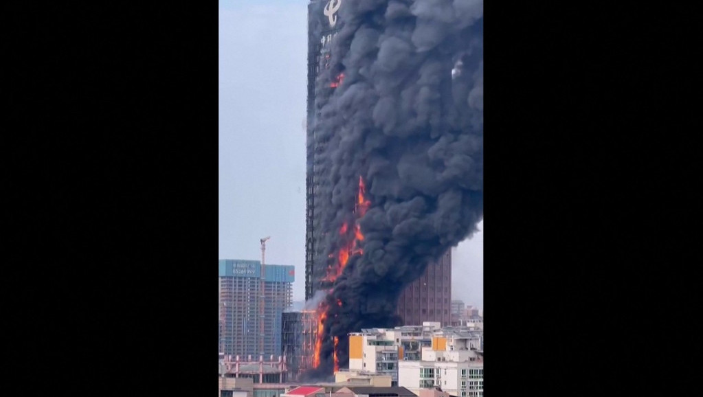 Plamen zahvatio višespratnicu u Kini: Požar buknuo na 42. spratu, u zgradi kancelarije državne televizije (VIDEO)