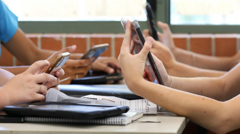 Neke škole zabranile upotrebu mobilnih, ali stručnjaci imaju umereniji stav: Kako regulisati to pitanje i šta kaže zakon