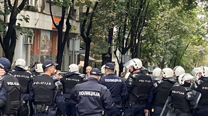 Prvi incidenti sa protivnicima Europrajda: Okupljeni pokušali da prođu kroz blokade, gađali flašama automobile